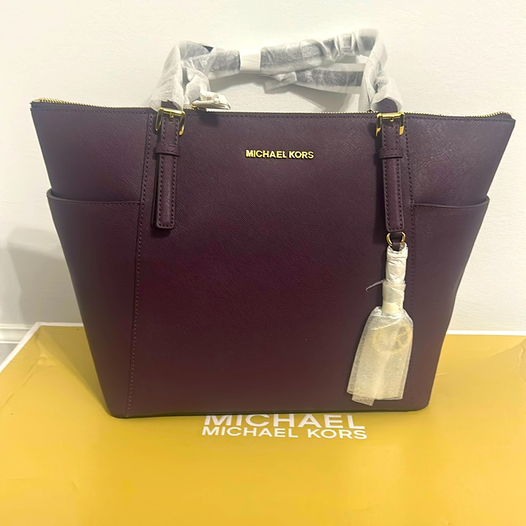 Genuine Michael Kors Jet Set Leather Bag. Beautiful, Trendy Color